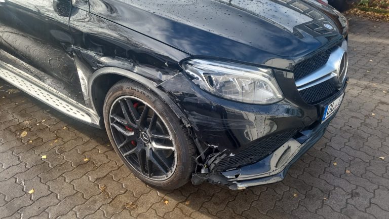 Karosseriebau Karlsruhe: Unfallschaden an Stoßstange und Kotflügel eines Mercedes