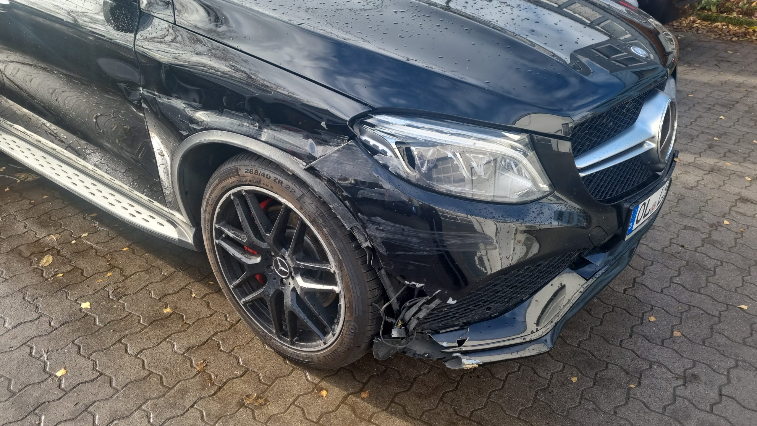 Karosseriebau Karlsruhe: Unfallschaden an Stoßstange und Kotflügel eines Mercedes