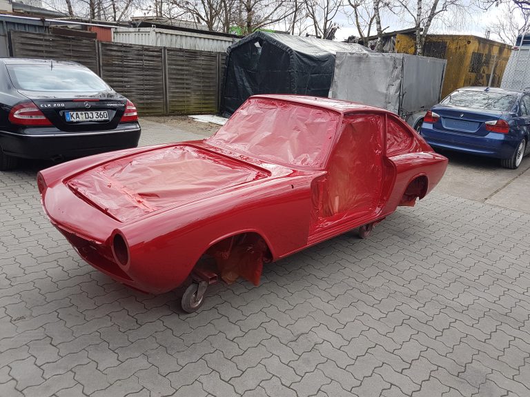 Youngtimer lackieren in Karlsruhe: rotes Coupe nach der Neulackierung