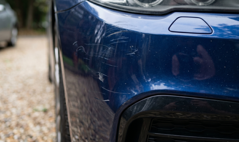 Lackcenter Karlsruhe: Kratzer an der blauen Stoßstange vor der Smart-Repair-Reparatur