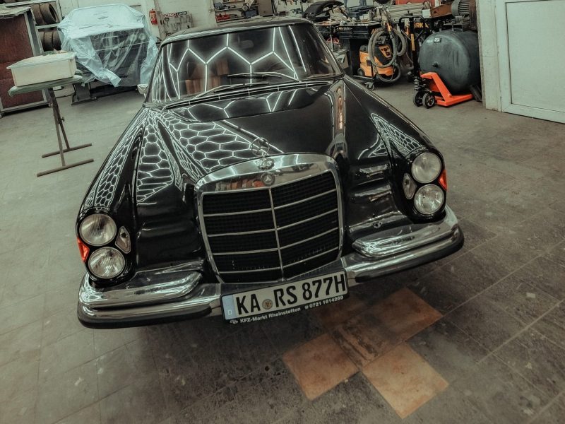 Oldtimer lackieren in Karlsruhe: schwarzer Mercedes mit Lackdesign nach der Restauration