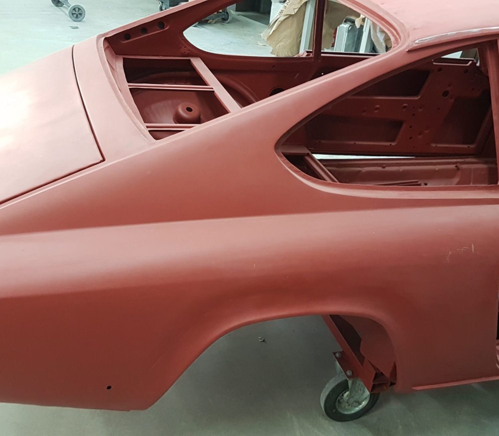 Oldtimer Restauration Karlsruhe: Porsche Karosserie in der Grundierung