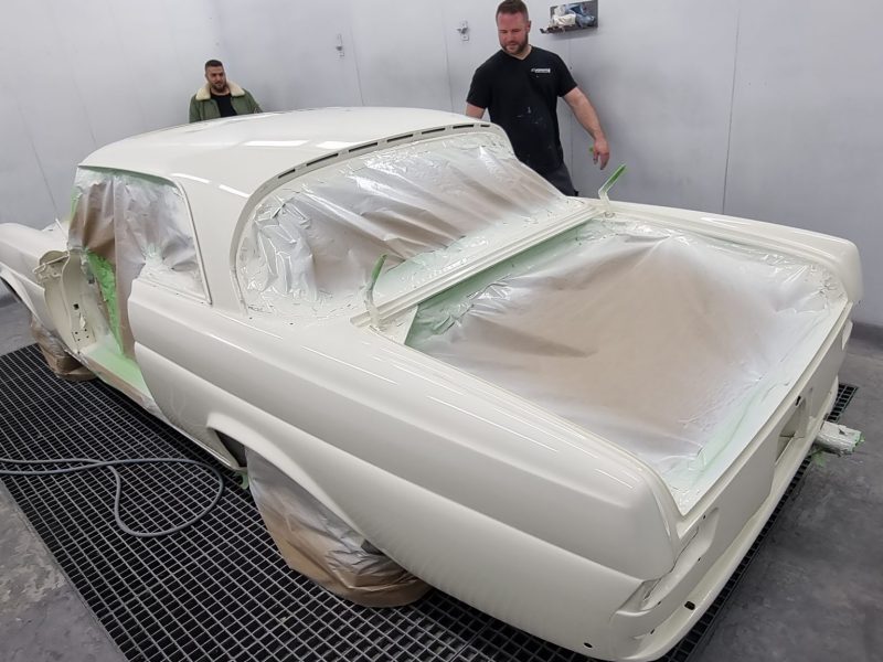 Oldtimer Restauration in Karlsruhe: Mercedes Coupe wird in der Lackierkabine vorbereitet