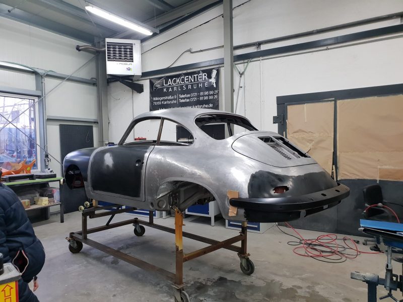 Oldtimer Restauration Karlsruhe: blanke Porsche Karosserie vor der Neulackierung