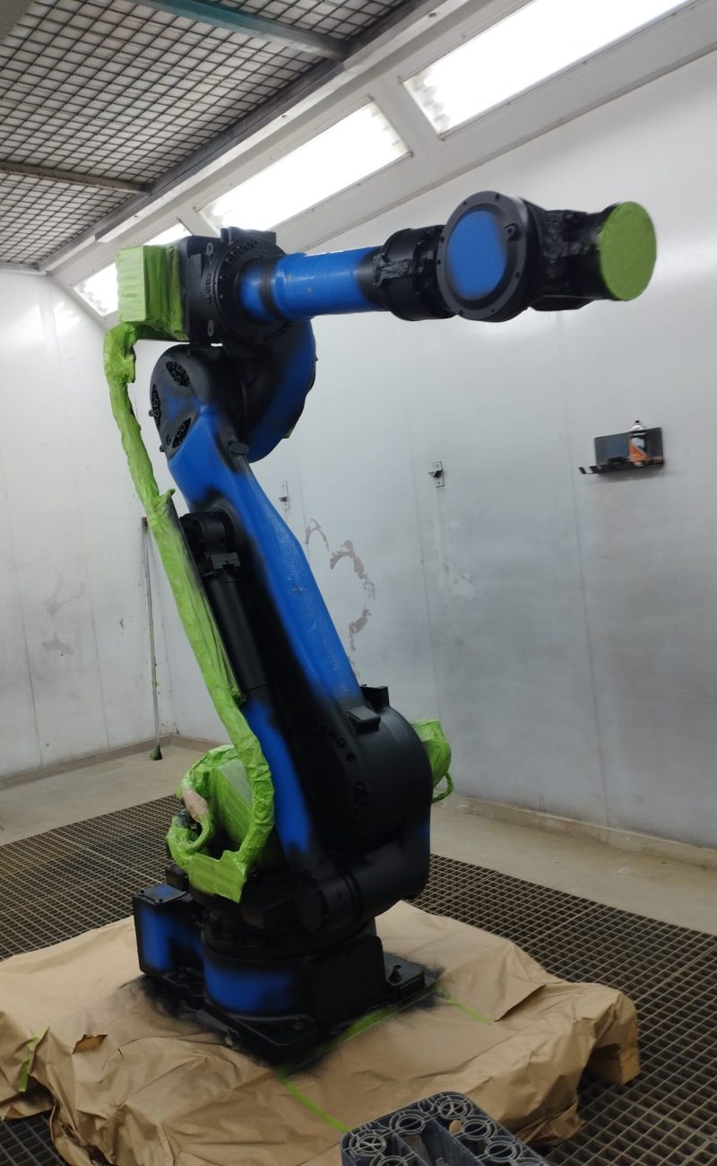 Vorher-nachher Lackierung Karlsruhe: zweifarbig blau-schwarz lackierter Roboterarm