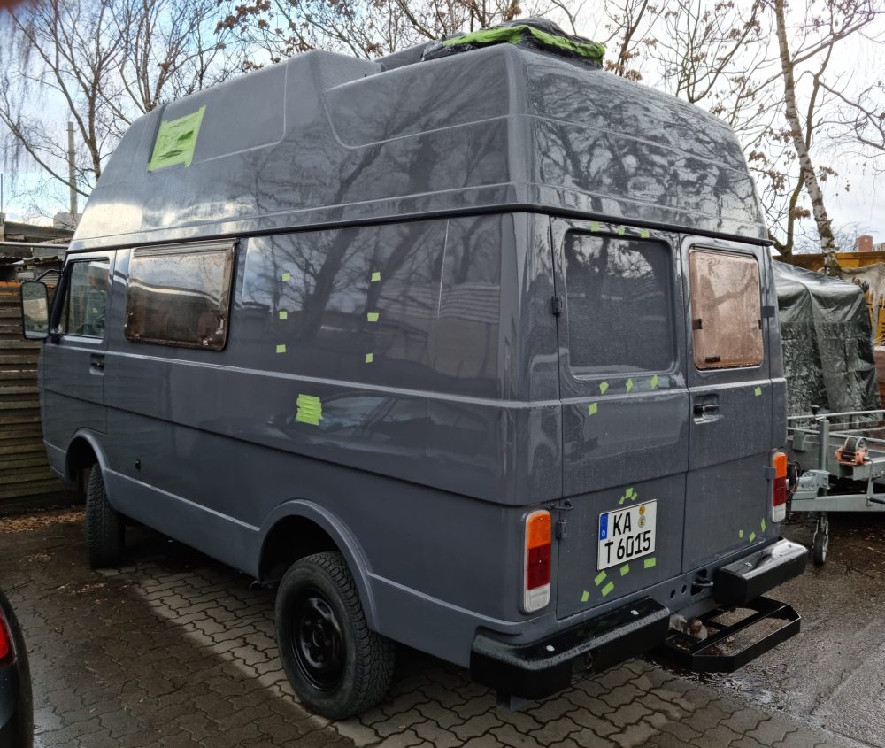 Speziallackierung in Karlsruhe: Camper-Van vor der Lackierung fachgerecht abgeklebt